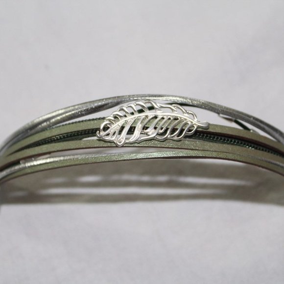 Bohemian leather clasp feather bracelet - Picture 2 of 4